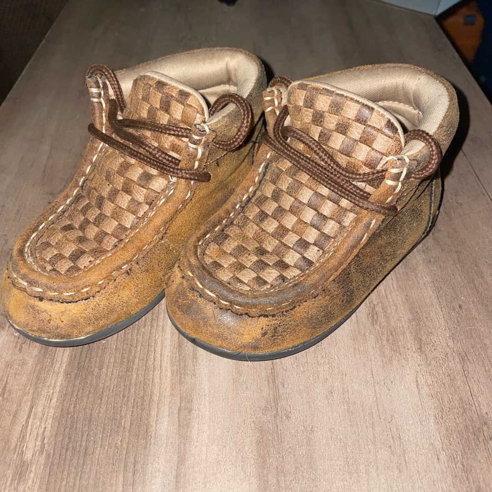 Adorable kids twisted x’s.    Size- 7 in kids